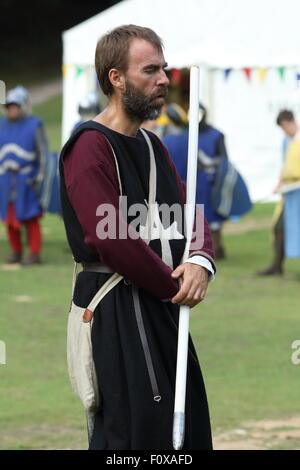 Beeston, Cheshire, UK. 22. August 2015. Clash of Knights Event findet in Beeston Castle von English Heritage organisiert. Die Nachstellung des 13. Jahrhunderts beinhaltet eine Reihe von Melees im Schatten der Burg Beeston. Bildnachweis: Simon Newbury/Alamy Live-Nachrichten Stockfoto