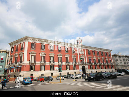 BARI, Italien - 16. März 2015: Palazzo del Governo oder Rathaus im Zentrum von Bari, Italien. Stockfoto