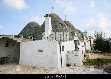 Typische Trulli in Alberobello, eine kleine Stadt mit dem Metropolitan Stadt Bari, Apulien, Süditalien. Stockfoto