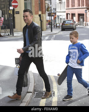 Coronation Street Sterne gesellen sich Familie und Freunde zum Vatertag Essen in Lawine Restaurant & Bar mit Manchester: Bruno Langley wo: Manchester, Vereinigtes Königreich bei: 21. Juni 2015 Stockfoto