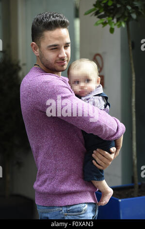 Coronation Street Sterne gesellen sich Familie und Freunde zum Vatertag Essen in Lawine Restaurant & Bar mit Manchester: Adam Thomas Where: Manchester, Vereinigtes Königreich bei: 21. Juni 2015 Stockfoto