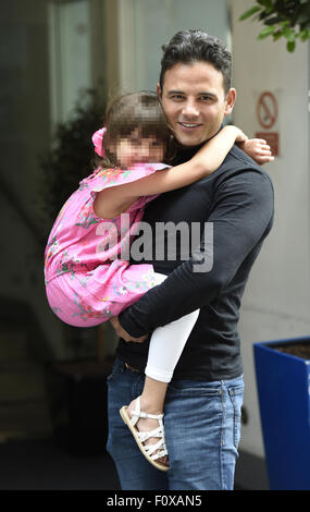 Coronation Street Sterne gesellen sich Familie und Freunde zum Vatertag Essen in Lawine Restaurant & Bar mit Manchester: Ryan Thomas Where: Manchester, Vereinigtes Königreich bei: 21. Juni 2015 Stockfoto