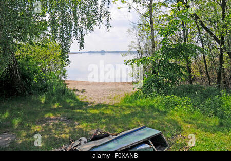 Altes Boot an Land gespült auf Powidz See, Polen Stockfoto