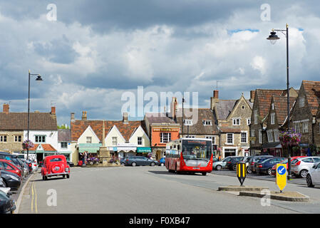 Die breite Hauptstraße von Chipping Sodbury, eine Marktstadt in Gloucestershire, England UK Stockfoto