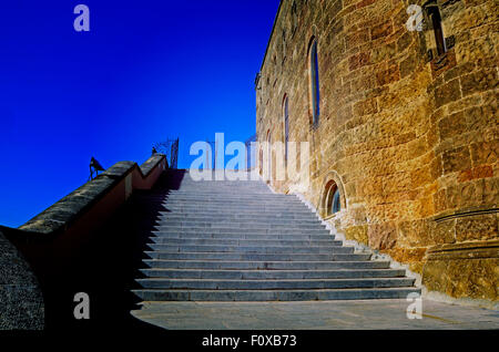 Treppe der Kirche des Heiligen Herzens von Jesus an der Spitze des Berges Tibidabo in Barcelona, Spanien Stockfoto