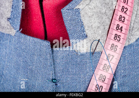 Anpassung der Kragen für Seide Jacke auf Schaufensterpuppe hautnah Stockfoto