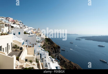 Caldera Houses und Ägäis mit Kreuzfahrt Schiffe, Fira, Santorini, Griechenland Stockfoto