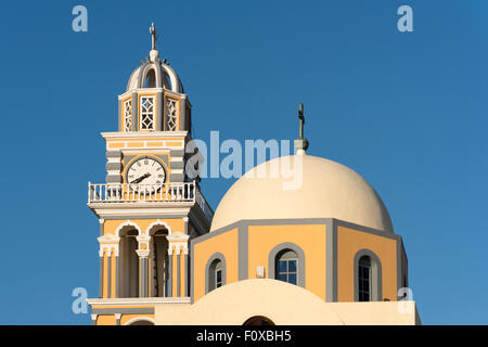 Kuppel und Kirchturm der katholischen Kathedrale St. Johannes des Täufers, Fira, Santorini, Griechenland Stockfoto