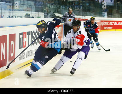 Ingolstadt, Deutschland. 22. August 2015. Champions Hockey League. ERC Ingolstadt vs. Braehead Glasgow. Fabio WAGNER (Ingolstadt) und Chris BRUTON (Glasgow), Credit: Action Plus Sport/Alamy Live News Stockfoto