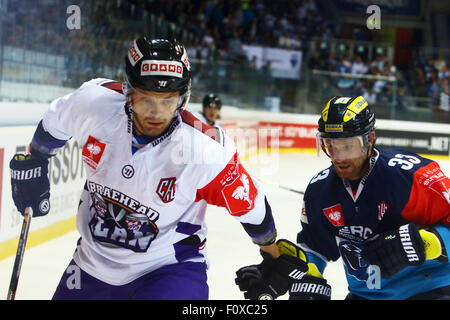 Ingolstadt, Deutschland. 22. August 2015. Champions Hockey League. ERC Ingolstadt vs. Braehead Glasgow. Stefan MEYER (Glasgow) und Björn BARTA (Ingolstadt), Credit: Action Plus Sport/Alamy Live News Stockfoto