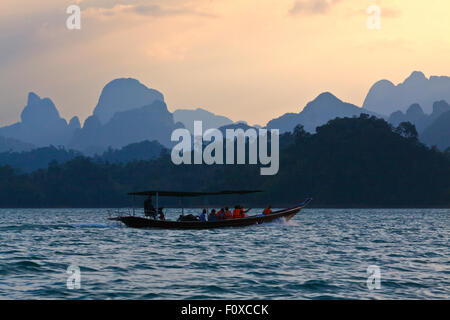 KARSTFORMATIONEN schaffen eine schöne Landschaft für Touristen auf CHEOW EN See im KHAO SOK Nationalpark - THAILAND Stockfoto