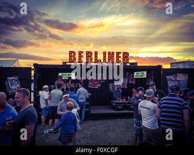 Berliner Zeichen in Leuchten mit Himmel hinter, bar mit bier Stockfoto