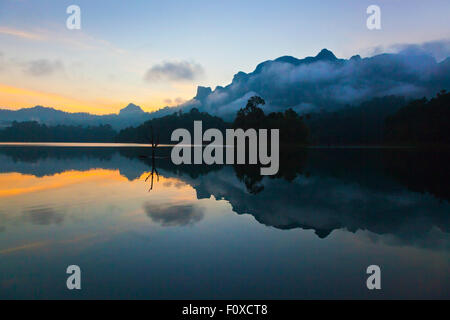 Dawn aus CHIEW LAN FLOßHAUS auf CHEOW EN See im KHAO SOK Nationalpark - THAILAND Stockfoto