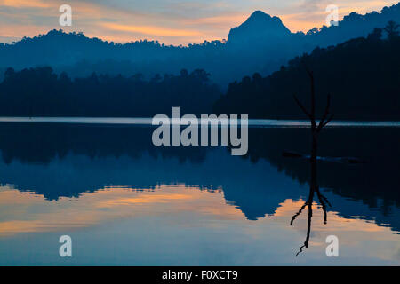 Dawn aus CHIEW LAN FLOßHAUS auf CHEOW EN See im KHAO SOK Nationalpark - THAILAND Stockfoto