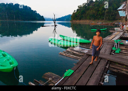 Früh morgens am CHIEW LAN FLOßHAUS auf CHEOW EN See im KHAO SOK Nationalpark - THAILAND Stockfoto