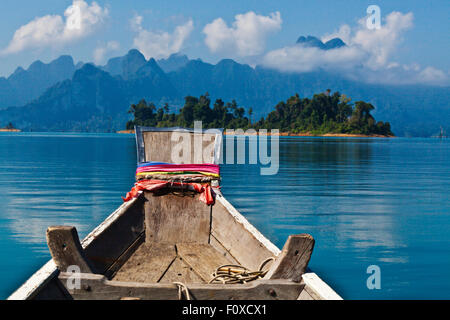 KARSTFORMATIONEN, bedeckt mit tropischem Dschungel umgeben CHEOW EN See im KHAO SOK Nationalpark - THAILAND Stockfoto