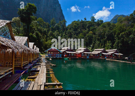 KLONG KA FLOßHAUS auf CHEOW EN See im KHAO SOK Nationalpark - THAILAND Stockfoto