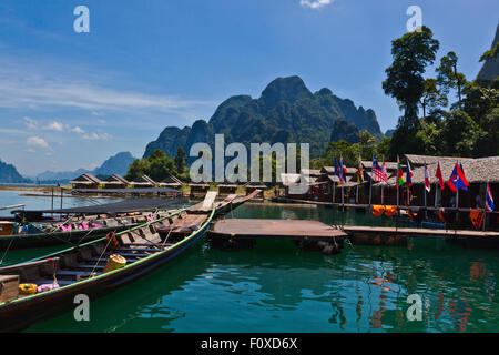 Langen Boote angedockt am KLONG KA FLOßHAUS CHEOW EN See im KHAO SOK Nationalpark - THAILAND Stockfoto