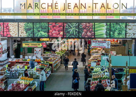 Menschen kaufen Lebensmittel an Jean Talon Market, der größte im freien öffentlichen Markt in Nordamerika. Ca. April 2013 in Montreal Stockfoto