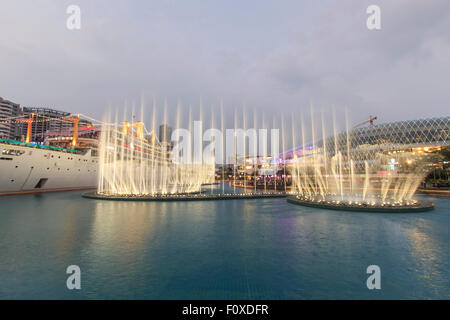 Shenzhen, China - August 22,2015: tanzenden Fontänen in New Sea World Plaza, eines der Wahrzeichen von Shenzhen, bei Sonnenuntergang mit den Stockfoto