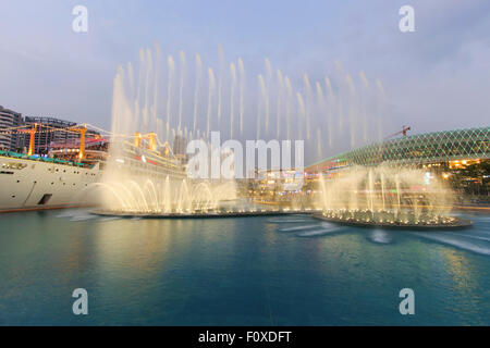 Shenzhen, China - August 22,2015: tanzenden Fontänen in New Sea World Plaza, eines der Wahrzeichen von Shenzhen, bei Sonnenuntergang mit den Stockfoto