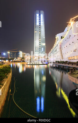 Shenzhen, China - August 22,2015: neue Sea World Plaza, eines der Wahrzeichen von Shenzhen, in der Nacht mit dem künstlichen See auf seine Stockfoto