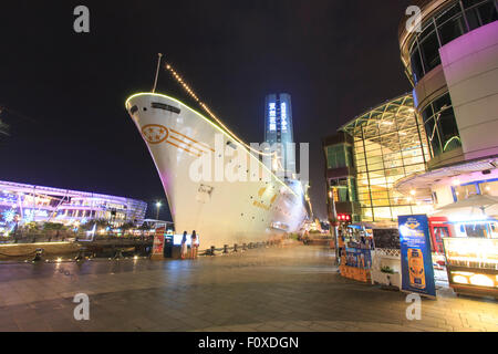 Shenzhen, China - August 22,2015: neue Sea World Plaza, eines der Wahrzeichen von Shenzhen, in der Nacht mit dem künstlichen See auf seine Stockfoto