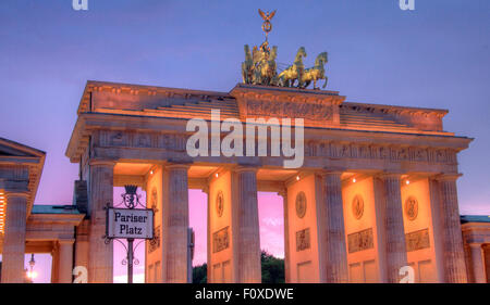 Brandenburger Tor, in den frühen Abend Dämmerung, Tiergarten, Bezirk Mitte, Berlin, Deutschland, Europa Stockfoto