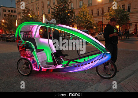 Berlin City Cycle beleuchtete Pedal Rickshaw / Taxi, bei Nacht, Deutschland - Licht an Stockfoto