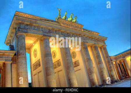 Brandenburger Tor, in den frühen Abend Dämmerung, Tiergarten, Bezirk Mitte, Berlin, Deutschland, Europa Stockfoto