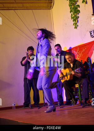 Flamenco-Tänzer stampfen auf der Bühne in der Nacht in einem Innenhof in Cordoba Spanien Stockfoto