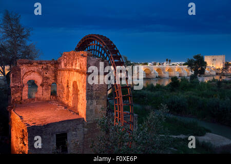 Lichter auf Albolafia Wasserrad in der Abenddämmerung am Fluss Guadalquivir mit Römerbrücke und Calahorra Turm Cordoba Stockfoto