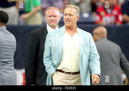 Houston, TX, USA. 22. August 2015. Ehemalige Denver Broncos quarterback und aktuelle VP of Executive Operationen John Elway geht auf das Feld vor dem NFL Preseason Spiel zwischen Houston Texans und die Denver Broncos von NRG-Stadion in Houston, TX. Kredit-Bild: Erik Williams/Cal Sport Media/Alamy Live News Stockfoto