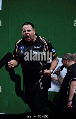 Sydney, Australien - 22. August 2015: Adrian Lewis und Raymond van Barneveld in Aktion für die Korallen Sydney Dart Masters Gutschrift: MediaServicesAP/Alamy Live News Stockfoto