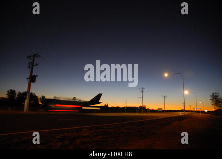 Sonnenaufgang über der Qantas Museum, Longreach, Queensland, Australien. Stockfoto