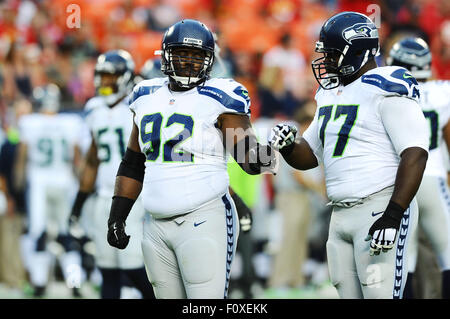 Kansas City, Missouri, USA. 21. August 2015. Seattle Seahawks Nase Tackle Ahtyba Rubin #77 wird eine Faust-Beule von Seattle Seahawks defensive Tackle Brandon Mebane #92 in Aktion während der Vorsaison NFL Football-Spiel zwischen den Seattle Seahawks und Kansas City Chiefs im Arrowhead Stadium in Kansas City, Missouri. Kendall Shaw/CSM/Alamy Live-Nachrichten Stockfoto