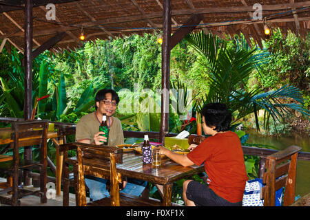 Der Essbereich über den Fluss in den RIVERSIDE COTTAGES in KHO SOK, ein perfekter Ort zu bleiben, um Kho Sok Nationalpark - TH besuchen Stockfoto