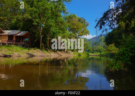 Die RIVERSIDE COTTAGES in KHO SOK, ein perfekter Ort zu bleiben, um Kho Sok Nationalpark - THAILAND besuchen Stockfoto