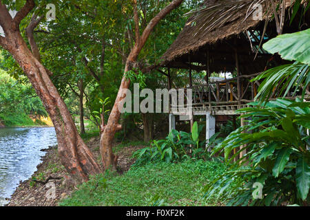 Der Essbereich über den Fluss in den RIVERSIDE COTTAGES in KHO SOK, ein perfekter Ort zu bleiben, um Kho Sok Nationalpark - TH besuchen Stockfoto