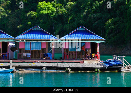 Die CHIEW LAN FLOßHAUS auf CHEOW EN See im KHAO SOK NATIONAL PARK bietet Mid-Range-Unterkunft - THAILAND Stockfoto