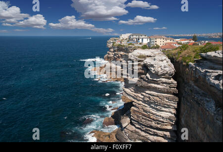 Die Klippen am North Bondi Golfplatz mit Blick über den Pazifik Stockfoto