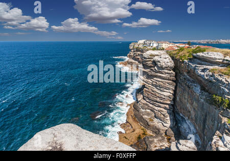 Die Klippen am North Bondi Golfplatz mit Blick über den Pazifik Stockfoto