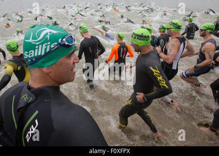 Budapest. 22. August 2015. Teilnehmer starten in konkurrieren schwimmen während der Ironman 70.3-Rennen in Budapest, Ungarn am 22. August 2015. Das Rennen erhielt 8000 Einträge aus 50 Ländern und Regionen. Bildnachweis: Attila Volgyi/Xinhua/Alamy Live-Nachrichten Stockfoto