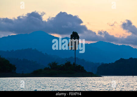 Sonnenuntergang am KLONG SAENG CHEOW EN See im KHAO SOK Nationalpark - THAILAND Stockfoto