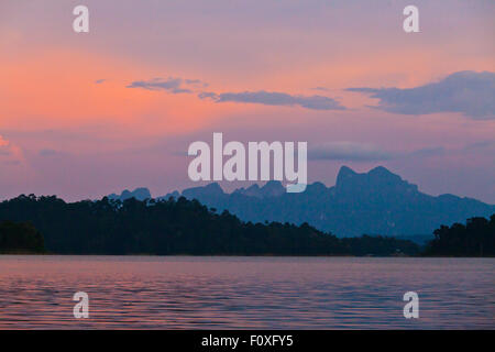 Sonnenuntergang am KLONG SAENG CHEOW EN See im KHAO SOK Nationalpark - THAILAND Stockfoto