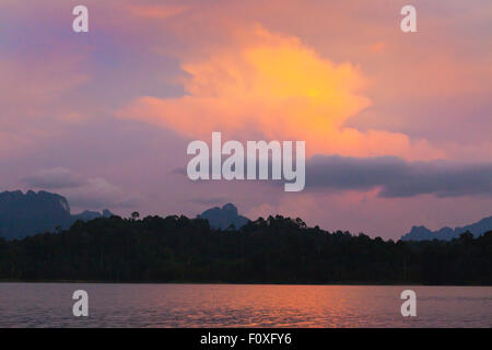 Sonnenuntergang am KLONG SAENG CHEOW EN See im KHAO SOK Nationalpark - THAILAND Stockfoto