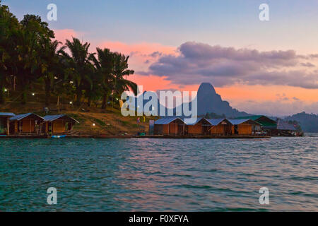 KLONG MORN FLOßHAUS auf CHEOW EN See im KHAO SOK Nationalpark - THAILAND Stockfoto