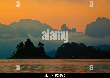 Sonnenuntergang am KLONG SAENG CHEOW EN See im KHAO SOK Nationalpark - THAILAND Stockfoto