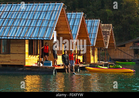 KEEREE WARIN FLOßHAUS bietet high-End-Unterkünfte CHEOW EN See im KHAO SOK Nationalpark - THAILAND Stockfoto