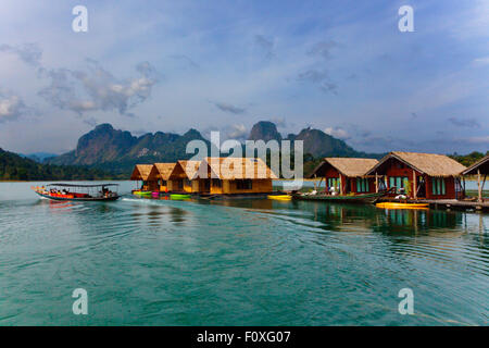 KEEREE WARIN FLOßHAUS bietet high-End-Unterkünfte CHEOW EN See im KHAO SOK Nationalpark - THAILAND Stockfoto